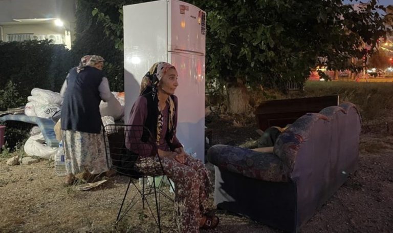 ‘Size ev tuttum’ diye kandırdı: Sokağa atıldılar