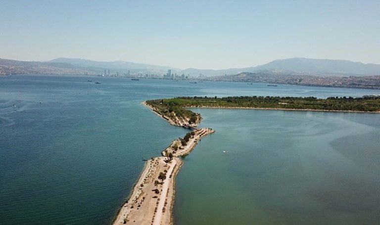 ‘Zemin çöküyor, önlem alınmazsa gelecekte İzmir’i su basacak’