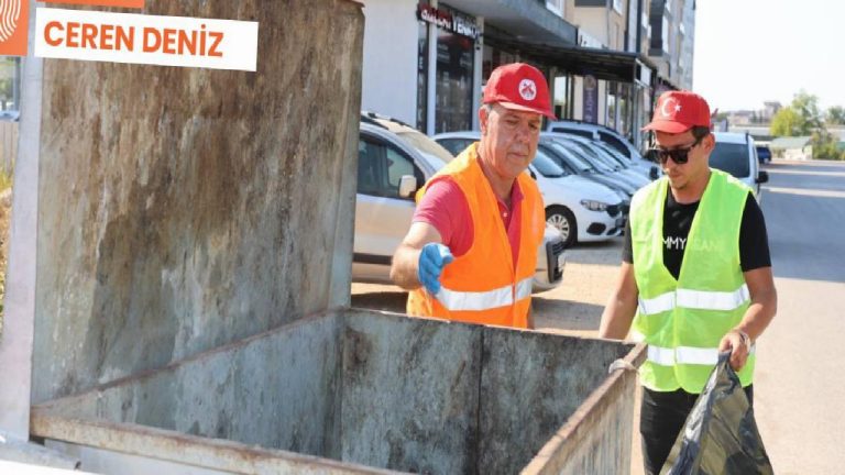 Başkan çöp mesaisine çıktı: Sokaklar tertemiz oluncaya kadar buradayım