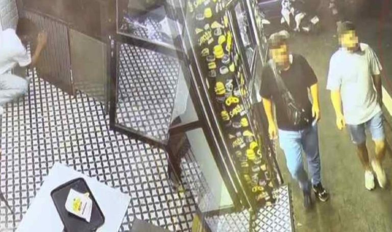 Beyoğlu’nda motosikletle gelip büfeye kurşun yağdırdılar