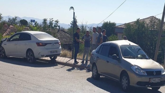 burdurda-iki-otomobilin-carpistigi-kazada-4-kisi-yaralandi-sPqItVmO.jpg