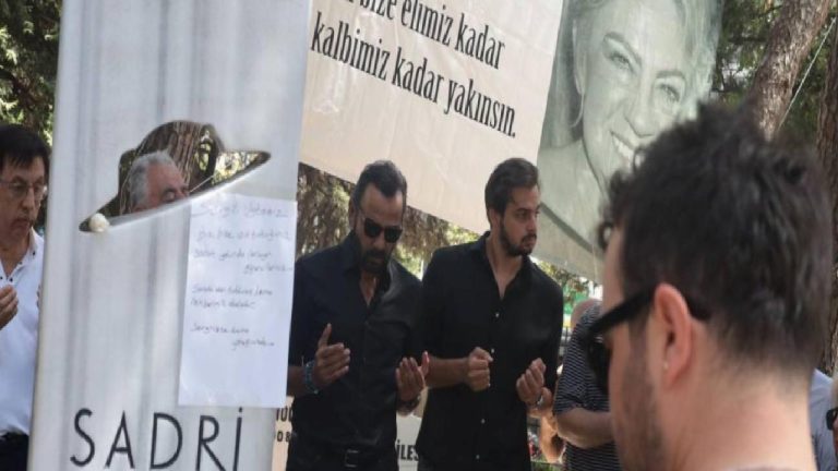 Çolpan İlhan doğum gününde mezarı başında anıldı