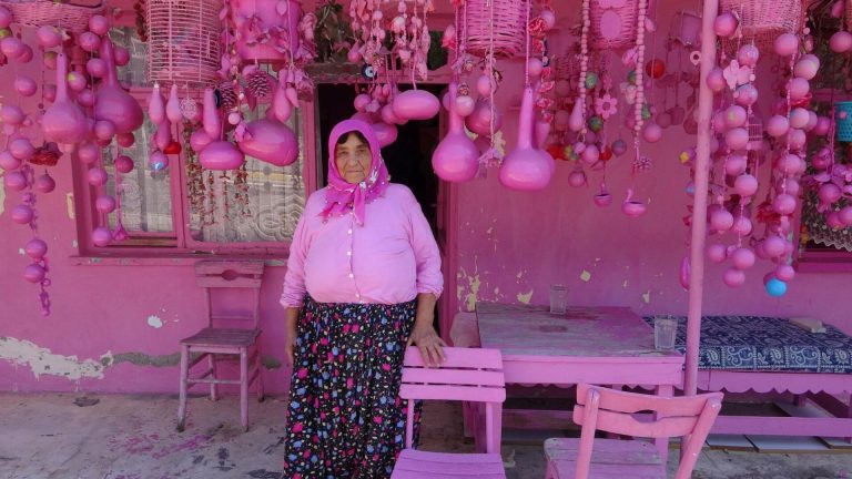 Ispartalı 75 yaşındaki Sakine hanımın ‘pembe hayatı’