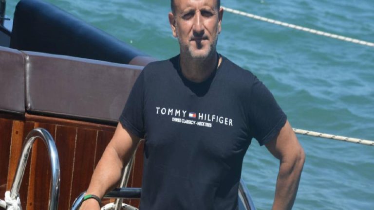 Nadir görülen ‘mavi ıstakoz’ Ayvalık’ta hayalet ağdan kurtarıldı