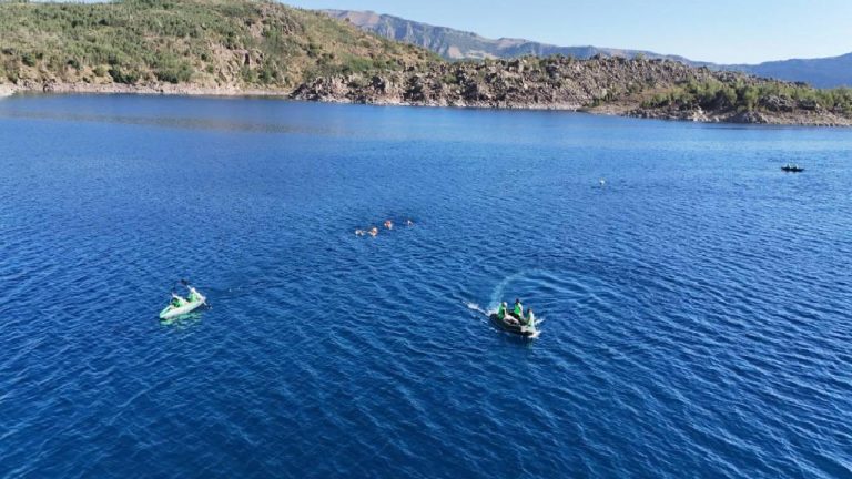 Nemrut Krater Gölü’nde 10 kilometre kulaç attılar