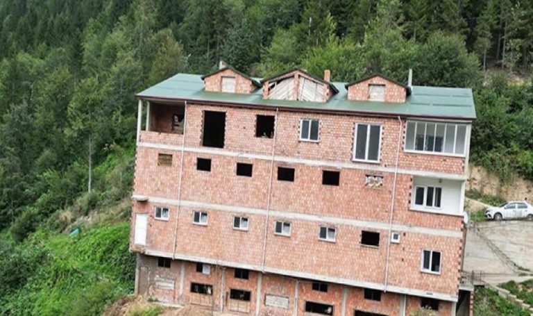 4 katlı ‘apartman mandıra’