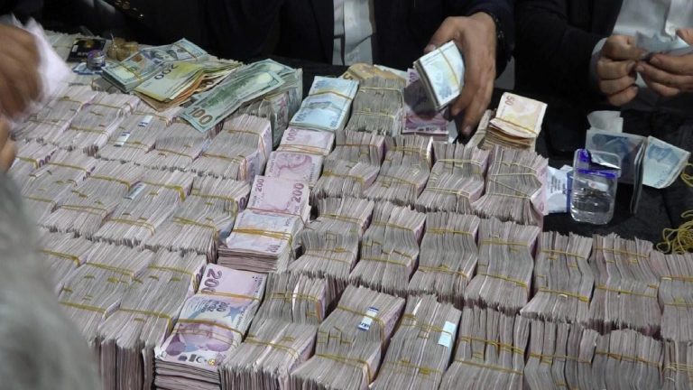 Aşiret düğününde geline 2 kilo altın, damada 15 milyon TL takıldı: Takı töreni 4 saat sürdü, 20 kişi para saydı