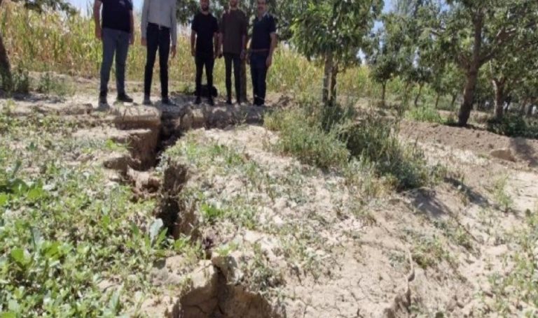 Bahçede 100 metrelik yarık oluştu!