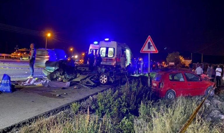 Denetimden çıkan araba, karşı şeritten gelen arabanın üzerine düştü: 2 meyyit, 3 yaralı