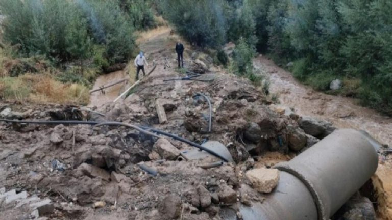 DSİ’nin temizlemediği dere taşıtı, evleri su bastı