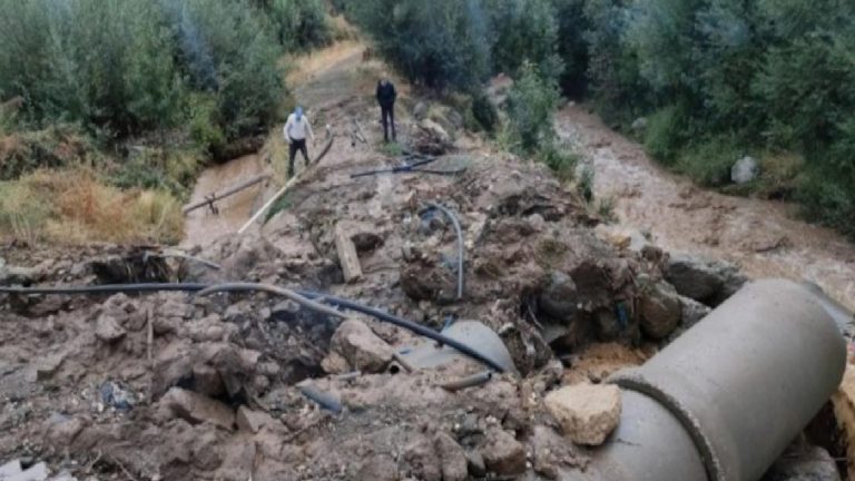 DSİ’nin temizlemediği dere taştı, evleri su bastı