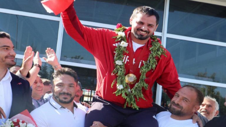 Erzurum’a ilk altın madalyayı getiren sporcu havalimanında karşılandı
