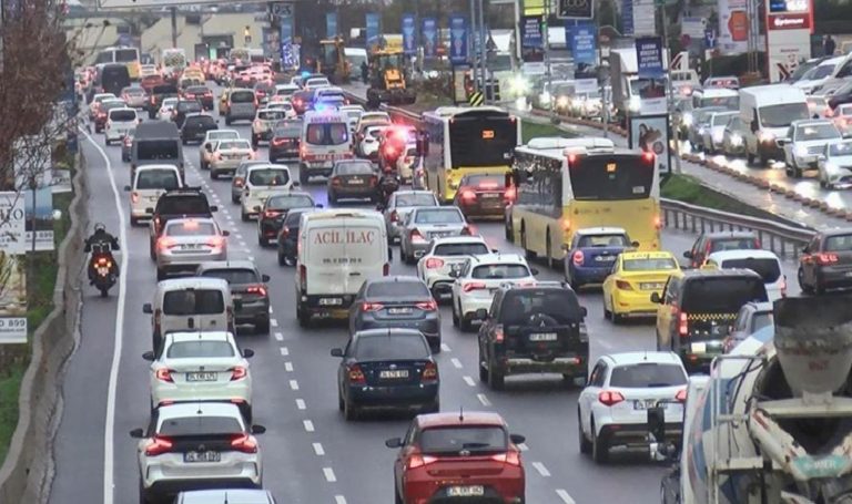 İstanbul’da haftanın son mesai gününde ‘trafik’ yoğunluğu: Yüzde 60’a dayandı!
