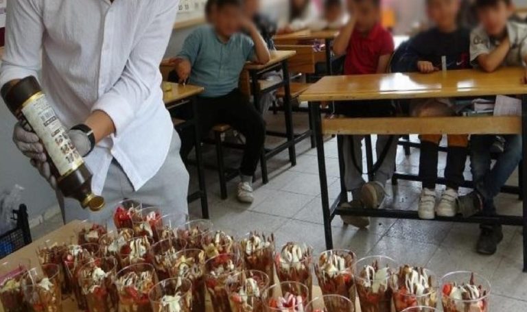 Köy köy dolaşarak çocukları waffle ile buluşturuyor