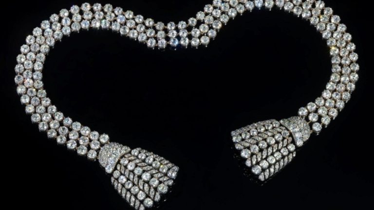 Marie Antoinette’in ölümüne neden olduğu iddia edilen 300 karatlık elmas kolye rekor fiyata satışa çıkarılıyor