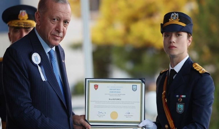 TSK tarihinde bir birinci: Kız öğrenciler birincilikle bitirdi