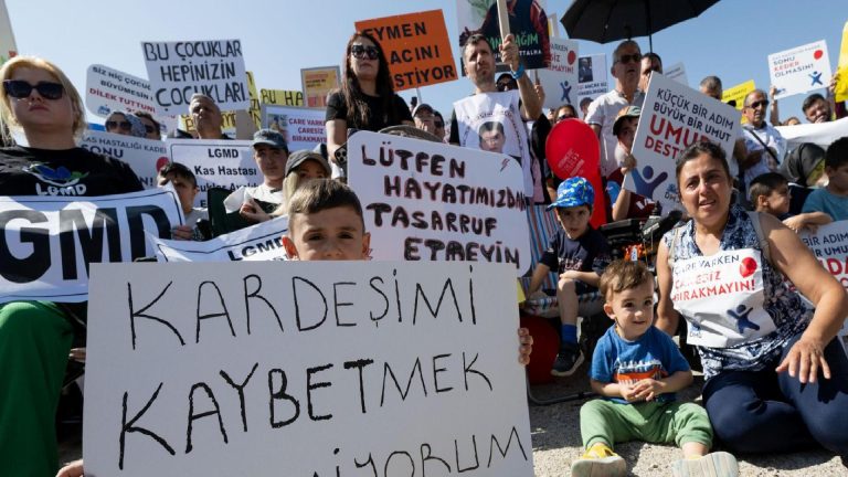 ‘Yürümeyi unutturan hastalık’ olan DMD hastalarından çağrı: ‘İlaçlarımızı ödeme kapsamına alın’