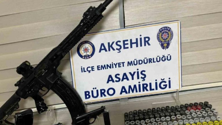 Akşehir’de bir araçta tabanca, tüfek ve mermi ele geçirildi