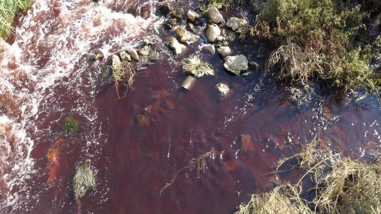 Ayvalı Deresi’nin rengi kırmızıya döndü