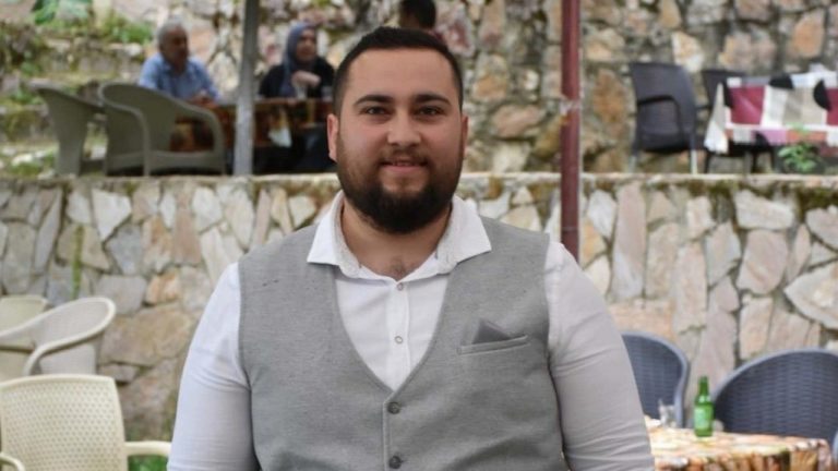 CHP Buldan İlçe Gençlik Kolları Başkanı evinde bıçaklandı