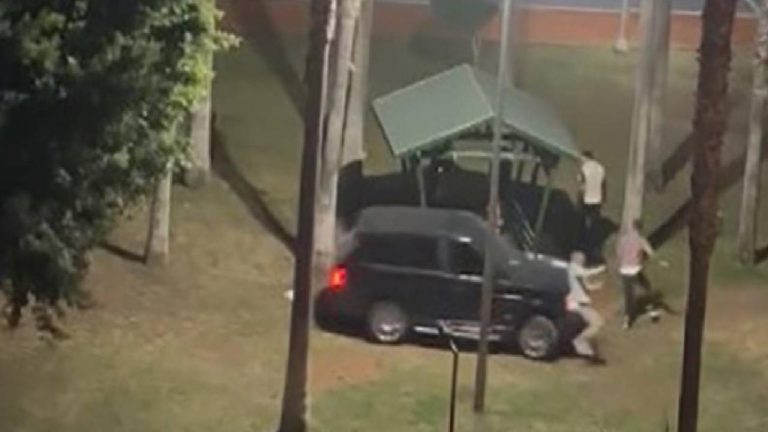 Cip sürücüsü parkta tartıştığı gençleri aracıyla ezmeye çalıştı