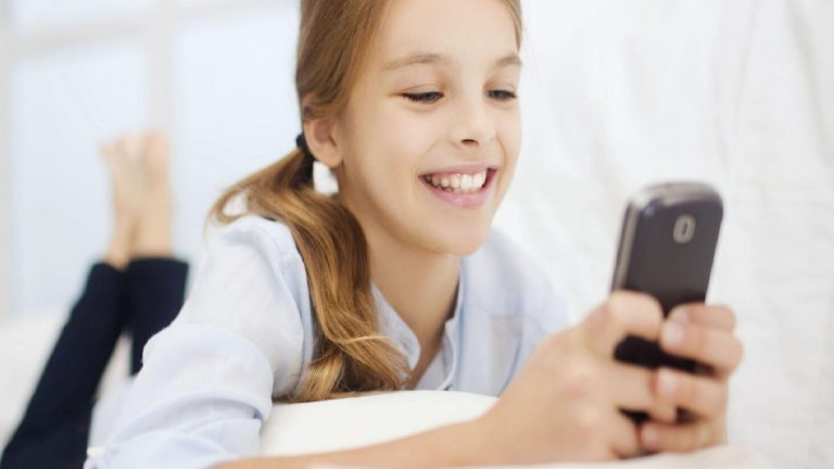 Çocuklarda internet kullanımı alarm veriyor: İnternette video izliyorlar, yarım saatte bir telefonlarına bakıyorlar