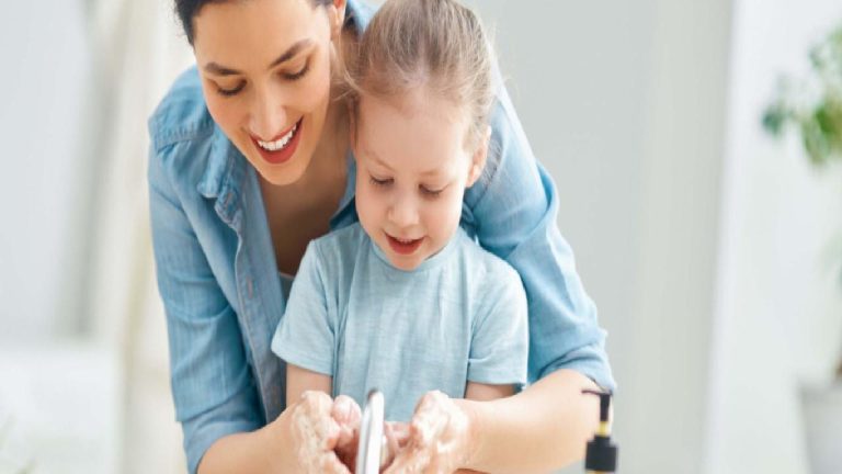 ‘Çocukları enfeksiyondan el yıkama alışkanlığı ile uzak tutabiliriz’