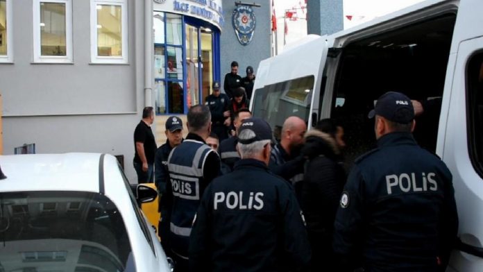gocmenleri-alikoyup-gasp-eden-5-kisi-tutuklandi-aiJrYhiH.jpg