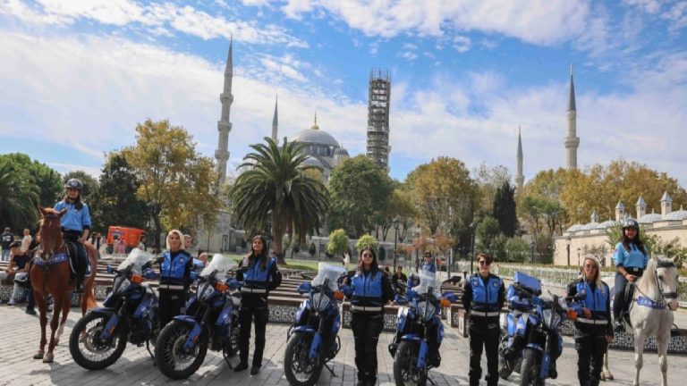 İstanbul sokaklarında motosikletli ve atlı kadın zabıtalar