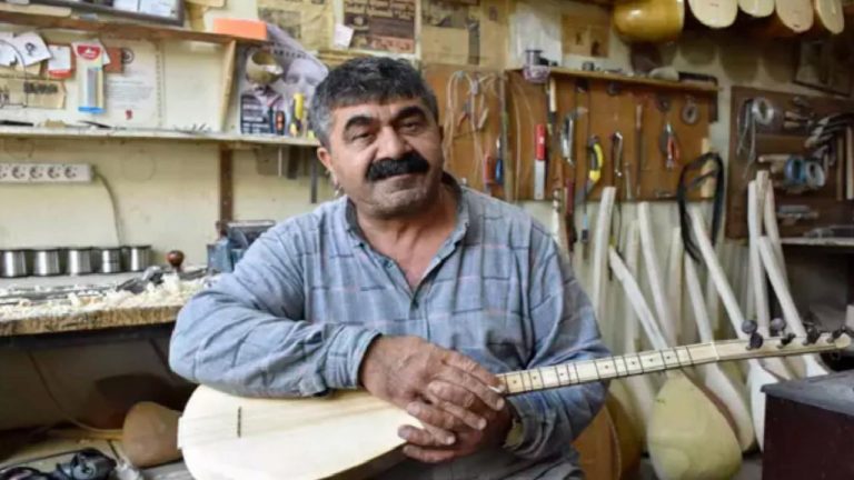 50 yıldır saz yapıyor, dünyaya gönderiyor