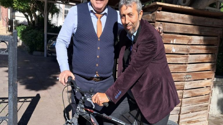 Bisikletli başkan adayı, babasının öldüğü kavşakta kaza yaptı: Üst geçit yapılması için çağrıda bulunmuştu