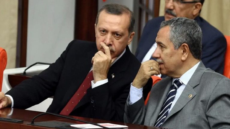 Bülent Arınç, yıllar önce yaşanan olayı anlattı: Tayyip Bey masaya yumruğu vurup “Sus ulan” demiş
