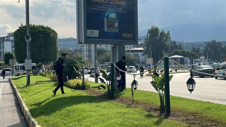 İskenderun Belediyesi’nden yeni uygulama: Çimlere basanlar anonsla uyarılıyor