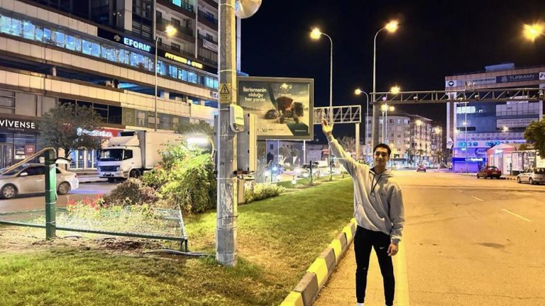 İskenderun Belediyesi’nin ‘çimlere basma’ diye bağıran sesi artık daha ‘yumuşak’ ve ‘etkileyici’