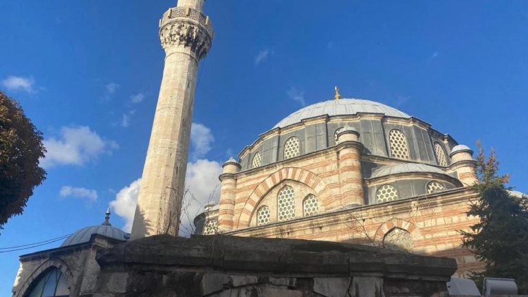 İstanbul’da 439 yıllık tarihi Mehmed Ağa Camii’ne ‘plastik pencere’ takıldı