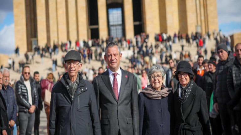 Özgür Özel öğretmen anne ve babasıyla Anıtkabir’de