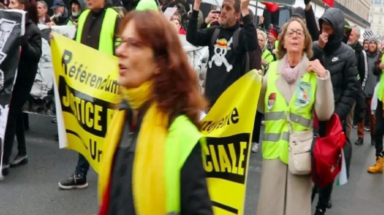 Sarı Yelekliler Paris sokaklarında: Macron’a protesto