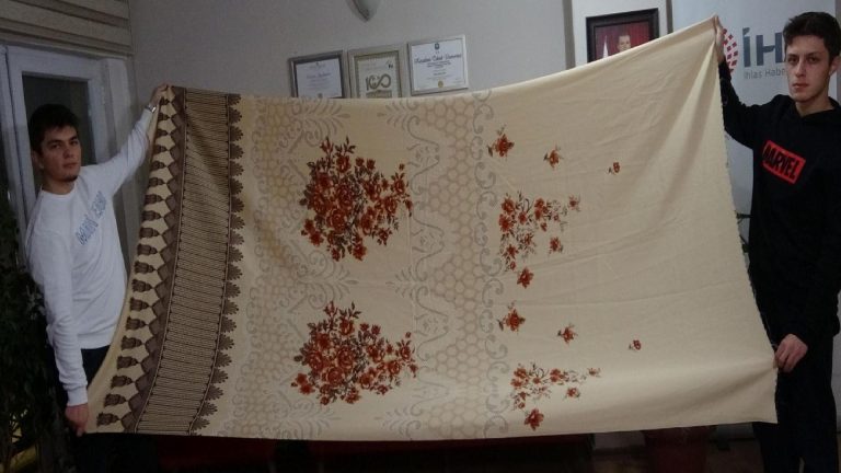 Senelerce ‘eskidi’ diye çöpe atıldı: Nostaljik desenli perdeler 900 bin liraya alıcısını bekliyor