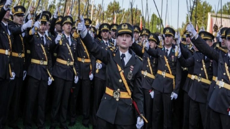 İhracı istenen teğmenden ‘fotoğraflı savunma’: Profesyonel makineyle çekilmiş