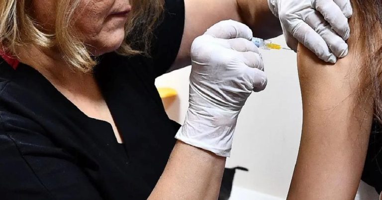 İzmir Büyükşehir HPV aşısı uygulamasını başlattı… Kadınlar ilk dozları yaptırdı