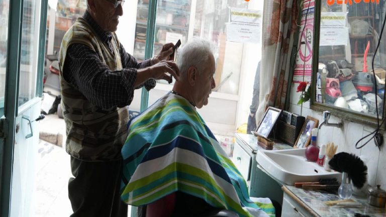 Teknolojiye aldırış etmeyen berber: Halen ilk makineleriyle tıraş yapıyor