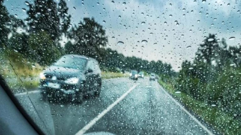 Yağmurlu havada araç kullanırken dikkat etmeniz gereken 10 unsur