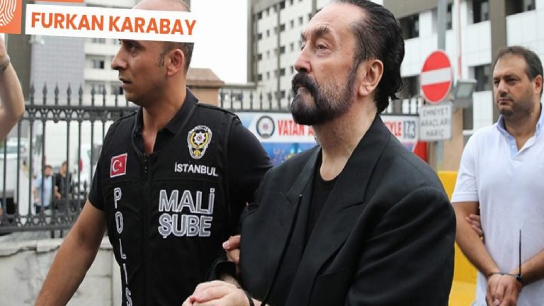 Adnan Oktar duruşma salonunda: ‘Kombininiz çok güzel maşallah’