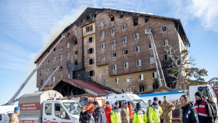 Görgü tanıkları yangını anlattı:  İnsanlar çocuklarıyla pencereden atlamayı düşünüyordu