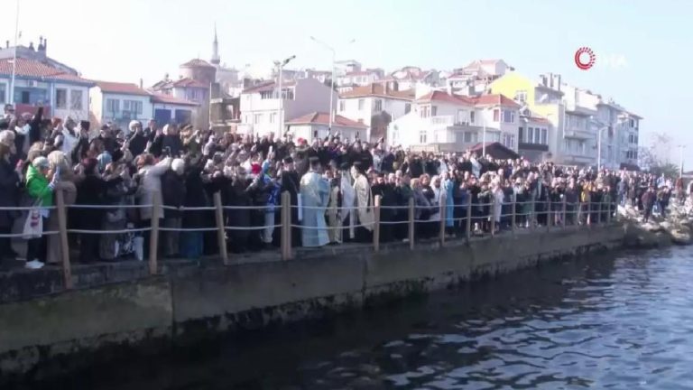 Kıdemli Metropolit Theoliptos, Tirilye’de Haç Çıkarma Töreni Düzenledi