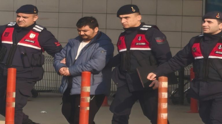 Oğlunu doktora götürmek istedi, bıçaklandı