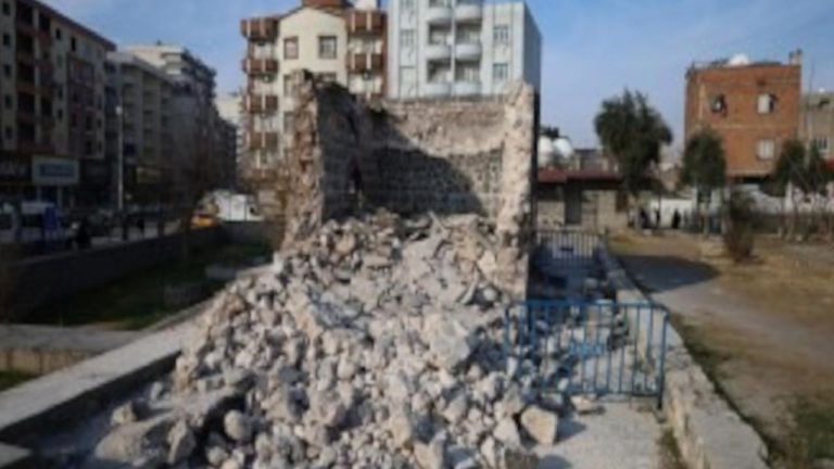Restore edilmeyen tarihi medresenin duvarı yıkıldı