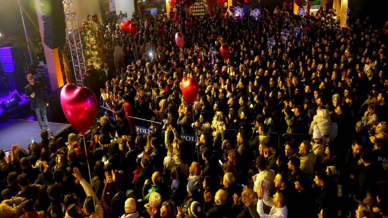 Ünlü şarkıcı Haluk Levent, yeni yıla depremzedelerle birlikte girdi