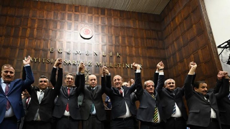 10 belediye başkanı AK Parti’ye katıldı