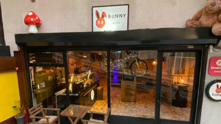 Dükkanın duvarındaki oyuncak ayı çalındı: ‘Beyler ayıp olmuyor mu?’